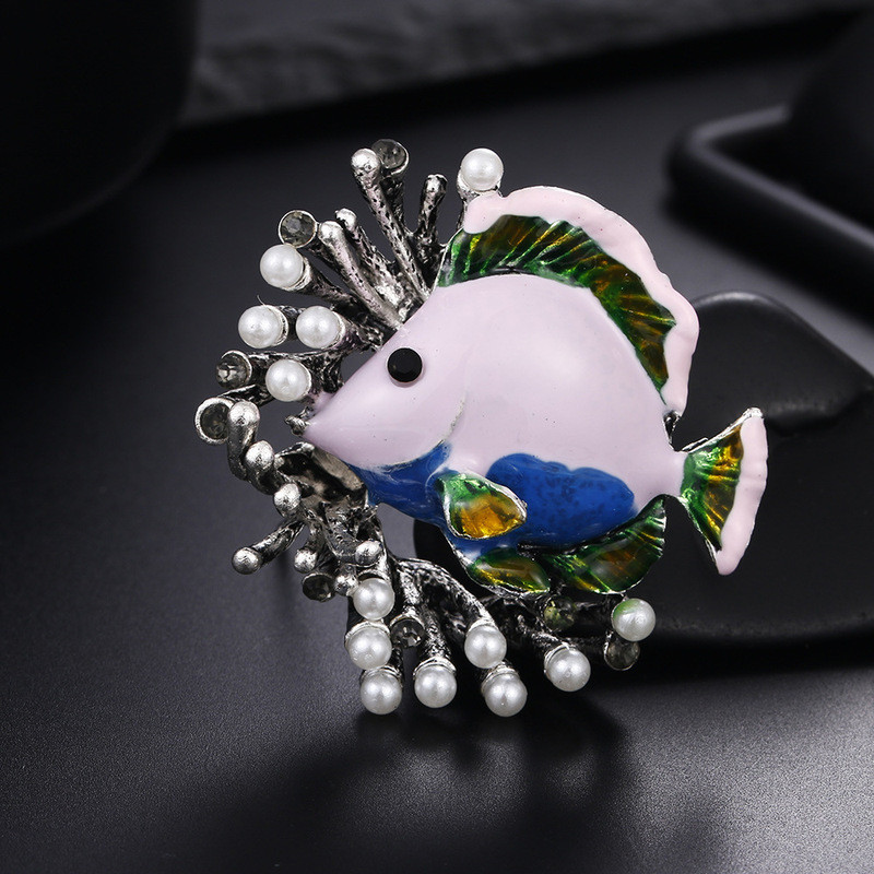 Broșă drăguță cu pește de mare, ace de rever cu perle de coral, pentru femei, bijuterii cu animale, design amuzant de primăvară, broșă nouă de lux de înaltă calitate