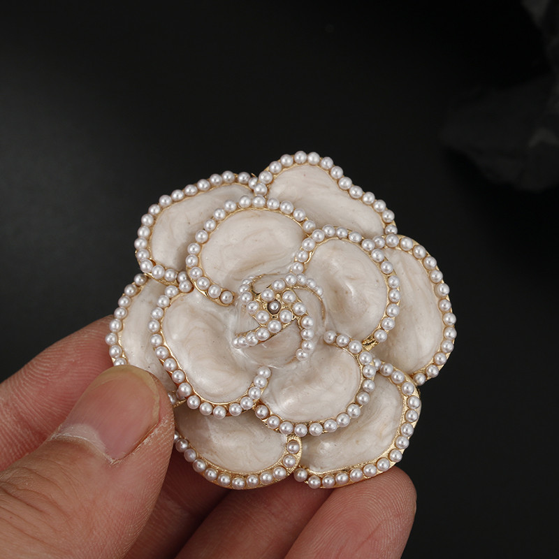 Novi dolazni biserni broševi s cvijetom kamelije za žene Emajlirana igla Elegantne igle za revere Bedž Korzaž Modni dodaci za nakit