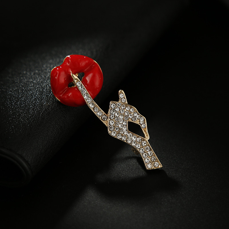 Novi vještački dijamant Ručni emajl Broševi za usne Legura cinka Crvena Ženska seksi tajna poza Party Ured Ležerni broševi Igle Pokloni Nakit