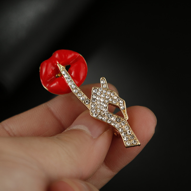 Novi vještački dijamant Ručni emajl Broševi za usne Legura cinka Crvena Ženska seksi tajna poza Party Ured Ležerni broševi Igle Pokloni Nakit
