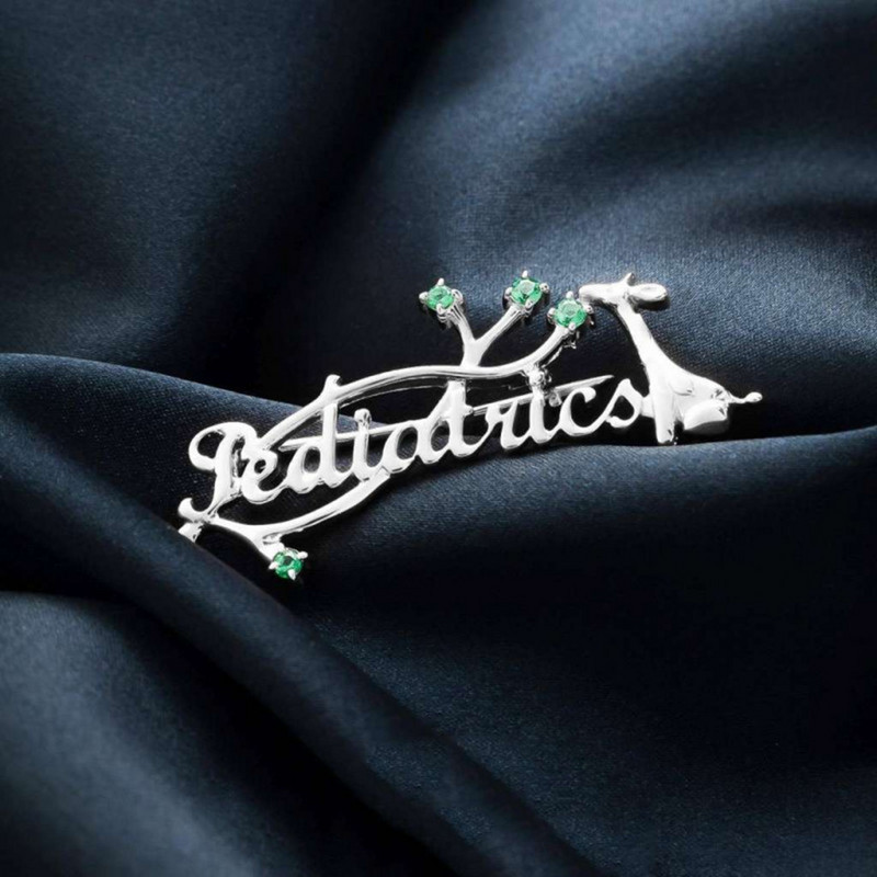 Harong Pediatrie Broșă drăguță cu girafă Bijuterii medicale cu revere de culoare aurie Cristal verde Pediatrie Asistentă Doctor Student Pin Insigna