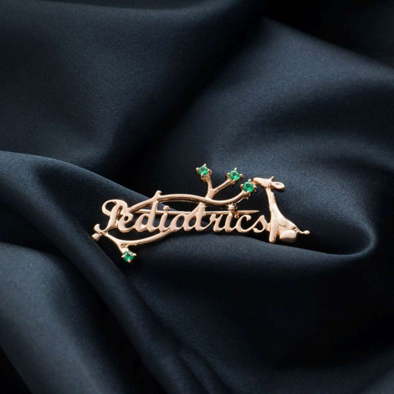 Harong Pediatrie Broșă drăguță cu girafă Bijuterii medicale cu revere de culoare aurie Cristal verde Pediatrie Asistentă Doctor Student Pin Insigna