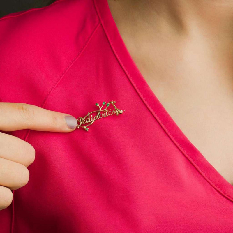 Harong Pediatrie Broșă drăguță cu girafă Bijuterii medicale cu revere de culoare aurie Cristal verde Pediatrie Asistentă Doctor Student Pin Insigna