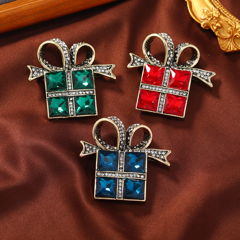 Broșe de Crăciun Morkopela Cutie de cadou de Crăciun Broșă emailată cu cristale Insigna haine Ace de rever Bijuterii de petrecere de modă Ornamente