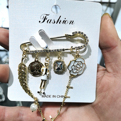 Luxus teljes strasszos kamélia melltűk nőknek Kristály Rózsa Virág Bross Pins Férfi Kiegészítők Ékszerek