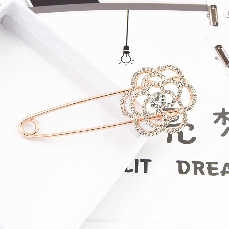 Luxus teljes strasszos kamélia melltűk nőknek Kristály Rózsa Virág Bross Pins Férfi Kiegészítők Ékszerek