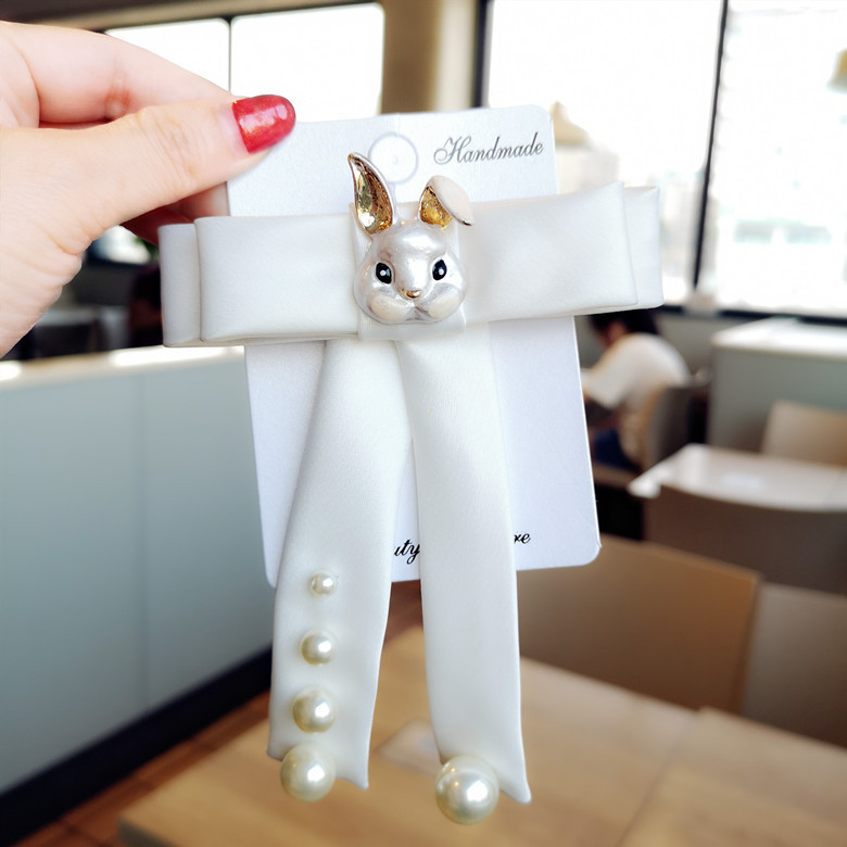 Broșă de iepure Tic cu panglică albă nouă, broșă cu perle, accesorii, broșe pentru guler pentru femei, insignă pentru femei, bijuterii