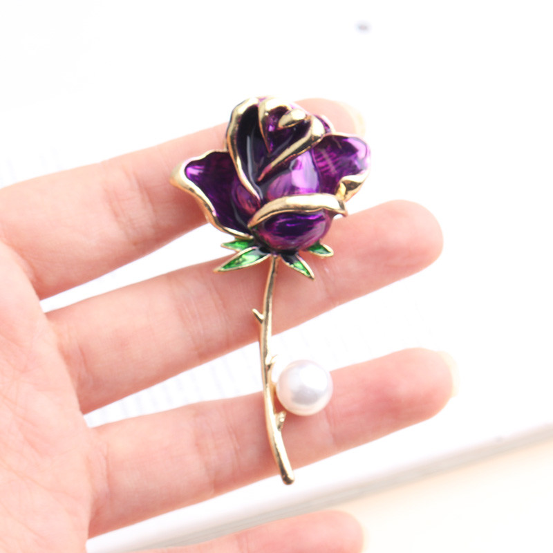 Broșe cu flori de trandafir emailat Pomlee pentru femei, moda doamnă, ace de flori de lux cu perle, design de primăvară vară, cadou disponibil în 2 culori