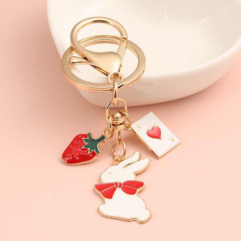 Aranyos zománcozott kulcstartó Bowknot Rabbit Strawberry Poker kulcstartó állati kulcstartók Emléktárgy ajándék nőknek Férfi barkács kézzel készített ékszerek