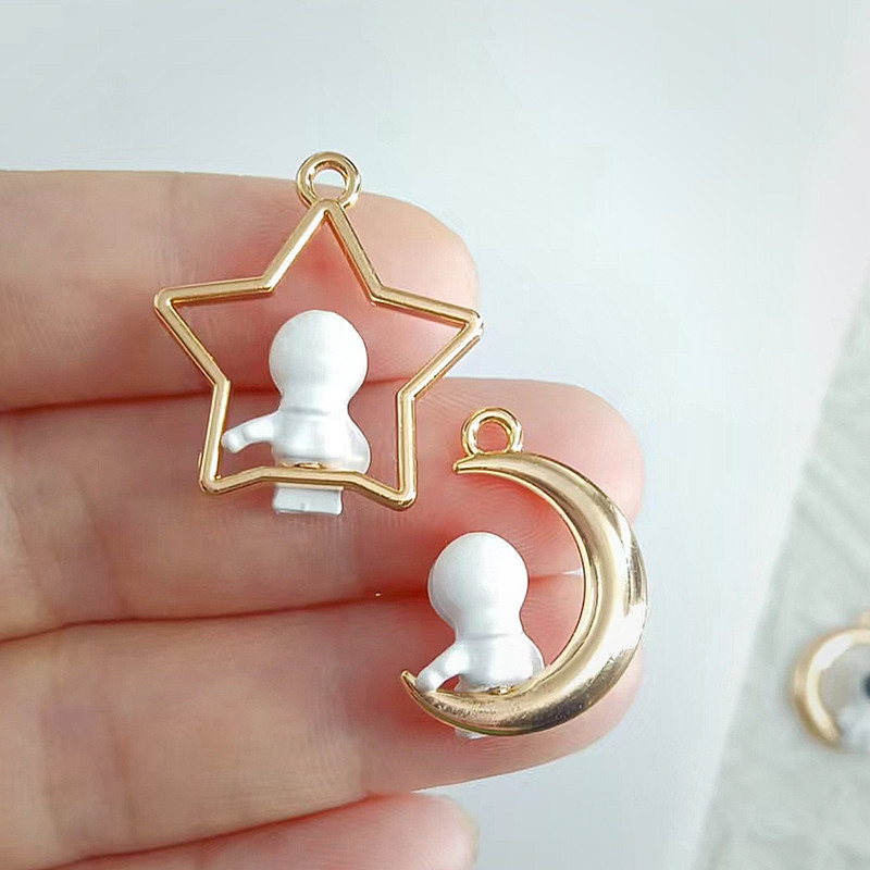 10 bucăți drăguț Pick Up Stars Astronaut Charms Pandantiv din aliaj de farmec emailat pentru realizarea de bijuterii DIY Brățări de cuplu plutitoare