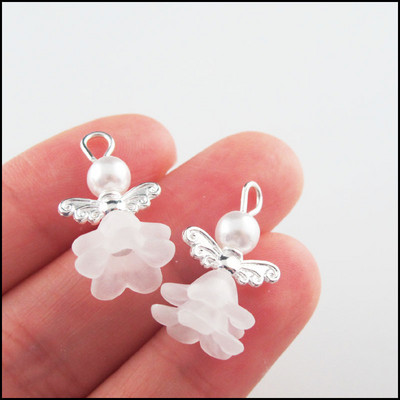 20 ks/sada bielych tancujúcich srdcí, ruží, kvetov, rohov, akrylových anjelov, postriebrených krídel, príveskov.