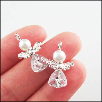 20 ks/sada bielych tancujúcich srdcí, ruží, kvetov, rohov, akrylových anjelov, postriebrených krídel, príveskov.