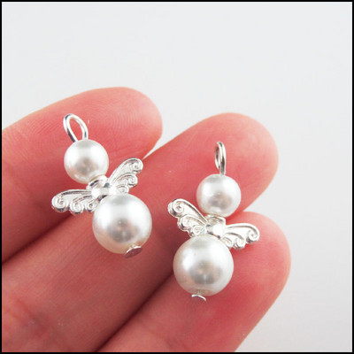 20 ks/sada bielych tancujúcich srdcí, ruží, kvetov, rohov, akrylových anjelov, postriebrených krídel, príveskov.