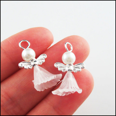 20 ks/sada bielych tancujúcich srdcí, ruží, kvetov, rohov, akrylových anjelov, postriebrených krídel, príveskov.