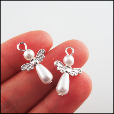 20 ks/sada bielych tancujúcich srdcí, ruží, kvetov, rohov, akrylových anjelov, postriebrených krídel, príveskov.