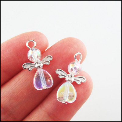 20 ks/sada bielych tancujúcich srdcí, ruží, kvetov, rohov, akrylových anjelov, postriebrených krídel, príveskov.