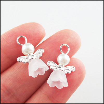 20 ks/sada bielych tancujúcich srdcí, ruží, kvetov, rohov, akrylových anjelov, postriebrených krídel, príveskov.