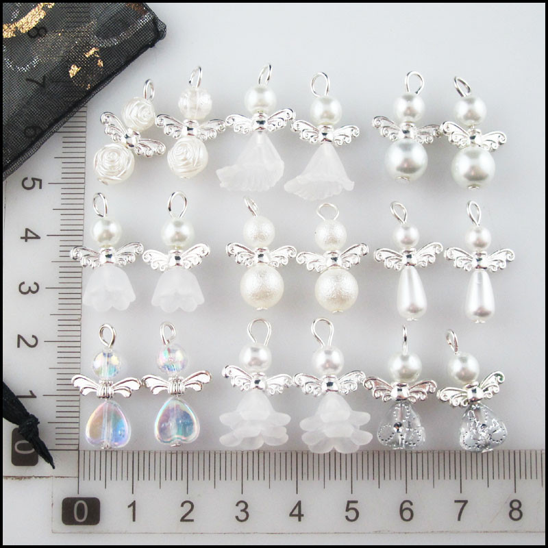 20 ks/sada bielych tancujúcich srdcí, ruží, kvetov, rohov, akrylových anjelov, postriebrených krídel, príveskov.