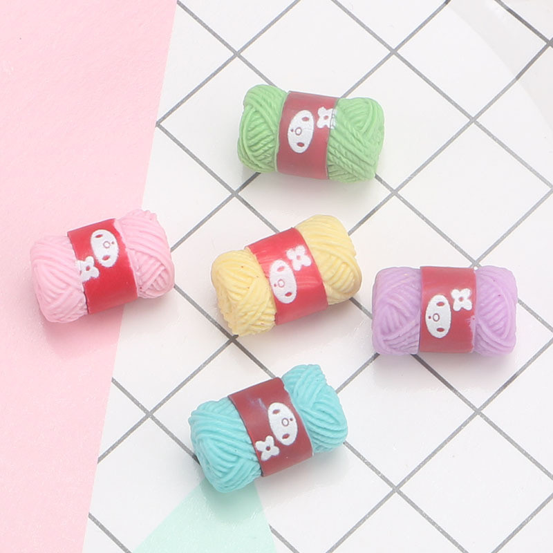 Mix 10 kusov/balenie Roztomilé mini šijacie vlnené guľôčky živice Roztomilé prívesky DIY náušnice náramok malé prívesky na výrobu šperkov W91-1