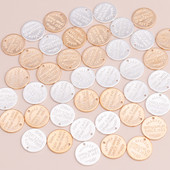 15 bucăți de monede de culoare aur argintiu Brelocuri cu litere sculptate rotunde Brelocuri pandantive pentru fabricarea bricolajului de coliere, brățări, găsire manuală