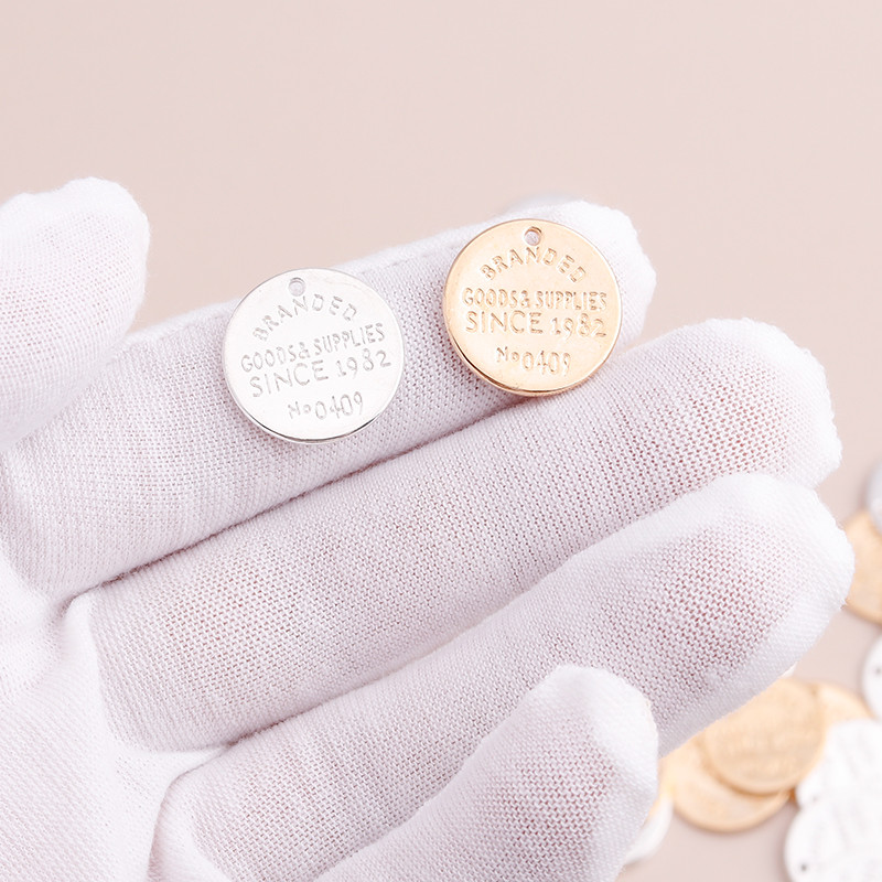 15 bucăți de monede de culoare aur argintiu Brelocuri cu litere sculptate rotunde Brelocuri pandantive pentru fabricarea bricolajului de coliere, brățări, găsire manuală