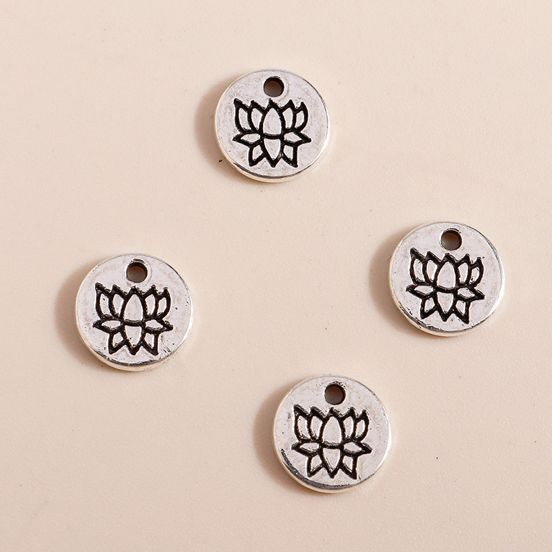 80 bucăți 8 * 8mm mic Yoga Om Meditație Lotus Brelocuri Antique Placate cu argint Pandantive cu flori pentru fabricarea manuală de bijuterii DIY