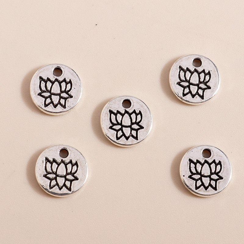 80 bucăți 8 * 8mm mic Yoga Om Meditație Lotus Brelocuri Antique Placate cu argint Pandantive cu flori pentru fabricarea manuală de bijuterii DIY