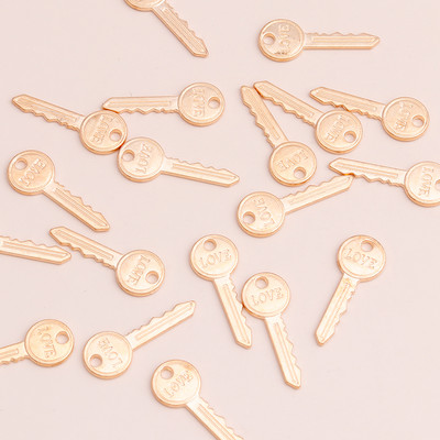 20 buc. Litere mici de dragoste Brelocuri cheie pentru bricolaj, coliere lucrate manual, brățări, 26x12 mm, bijuterii de culoare aurie, din aliaj Berloques