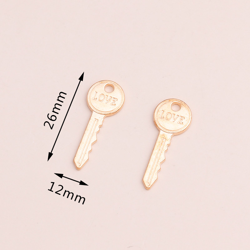 20 buc. Litere mici de dragoste Brelocuri cheie pentru bricolaj, coliere lucrate manual, brățări, 26x12 mm, bijuterii de culoare aurie, din aliaj Berloques
