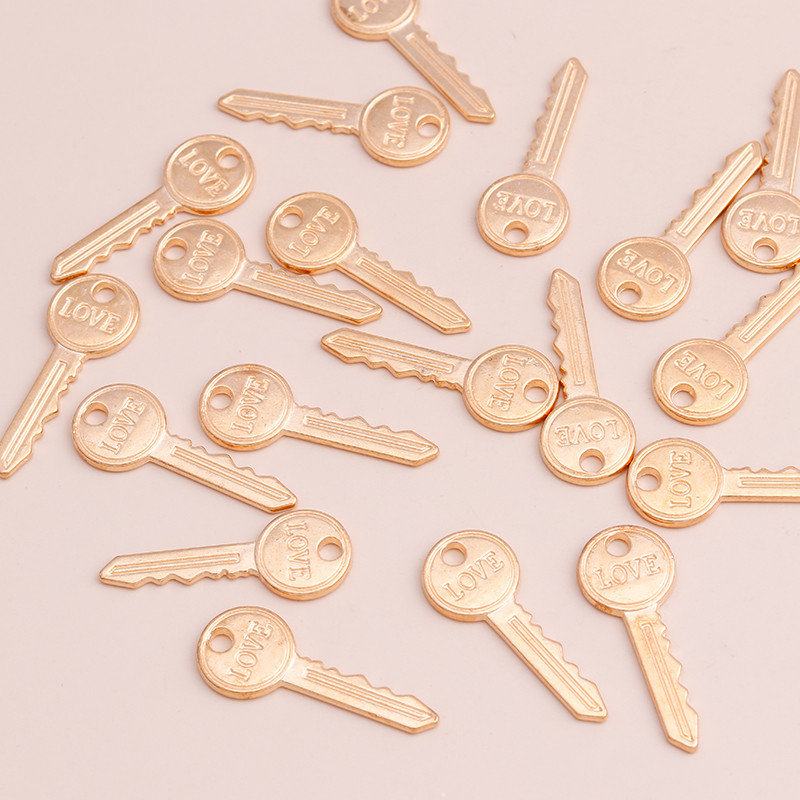 20 buc. Litere mici de dragoste Brelocuri cheie pentru bricolaj, coliere lucrate manual, brățări, 26x12 mm, bijuterii de culoare aurie, din aliaj Berloques