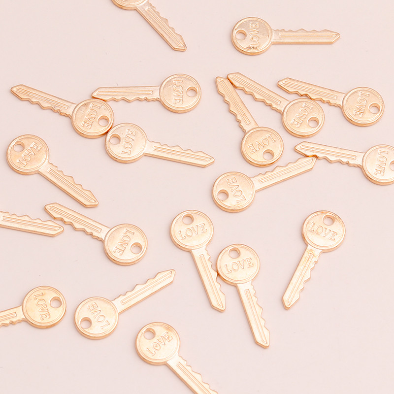 20 buc. Litere mici de dragoste Brelocuri cheie pentru bricolaj, coliere lucrate manual, brățări, 26x12 mm, bijuterii de culoare aurie, din aliaj Berloques