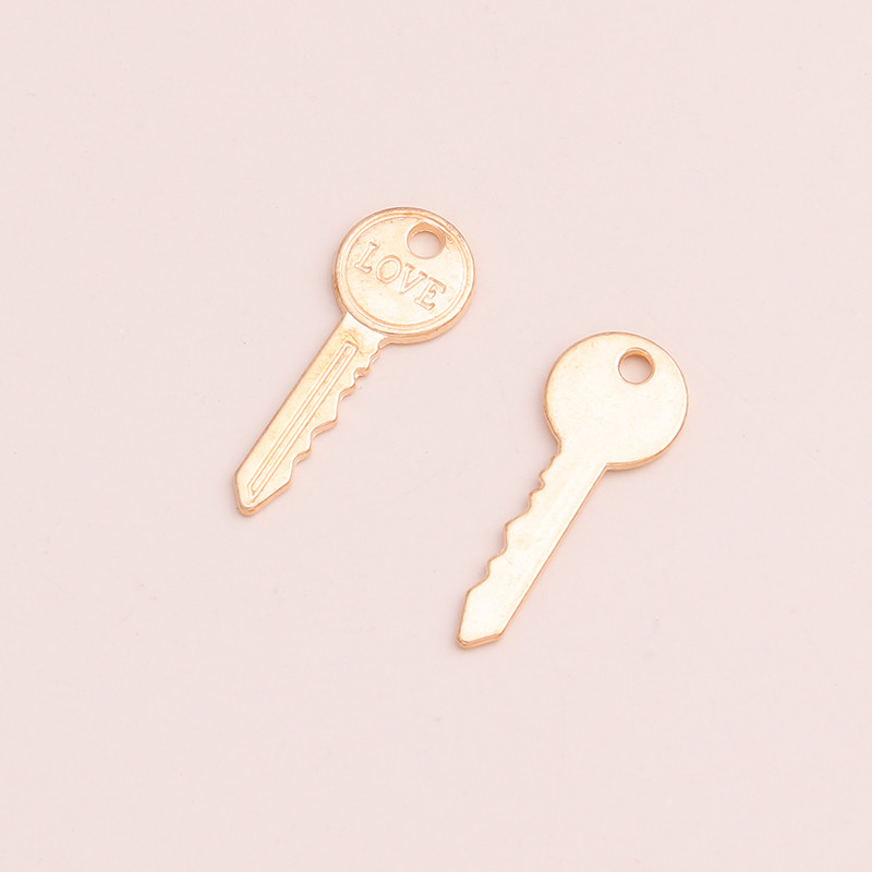 20 buc. Litere mici de dragoste Brelocuri cheie pentru bricolaj, coliere lucrate manual, brățări, 26x12 mm, bijuterii de culoare aurie, din aliaj Berloques