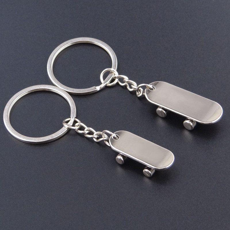 2 buc. Breloc pentru iubitorii de trotinete, noutate, ocazional, bifurcatură de metal pentru cuplu, skateboard, lanț cheie, suport pentru inel, suvenir, bijuterii, cadou