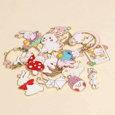 10 ks zlatých farebných mixov kvetinových príveskov s králikmi a bábikami, prívesok so zvieratami, vhodné na náhrdelníky, ručne vyrábané šperky.