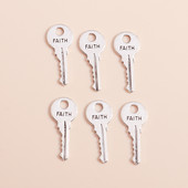 30vnt 25*11mm Antikvariniai pasidabruoti raktų pakabukai FAITH raidžių pakabukai, skirti „pasidaryk pats“ auskarai, karoliai, papuošalai, priedai