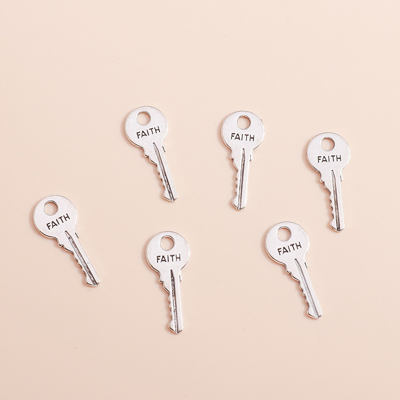 30vnt 25*11mm Antikvariniai pasidabruoti raktų pakabukai FAITH raidžių pakabukai, skirti „pasidaryk pats“ auskarai, karoliai, papuošalai, priedai