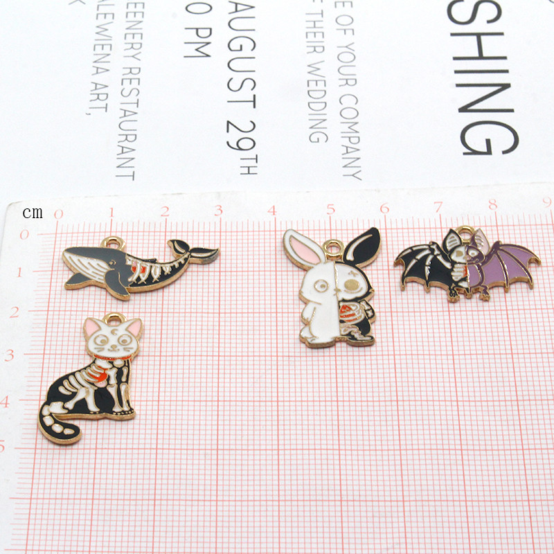 Amestecați 10 buc/pachet emailat balenă schelet pisică liliac iepure aliaj farmec pandantive de Halloween pentru cercei brățară bijuterii DIY face C434