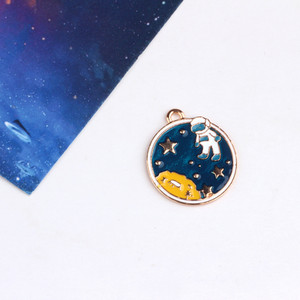 5db Lovely Spaceman zománcozott ékszerbűvek, barkácsolás fülcseppek női bolygó nyaklánc medál varázs kiegészítők C53