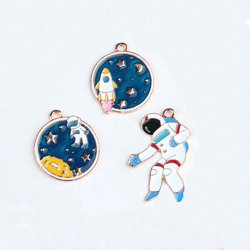 5db Lovely Spaceman zománcozott ékszerbűvek, barkácsolás fülcseppek női bolygó nyaklánc medál varázs kiegészítők C53