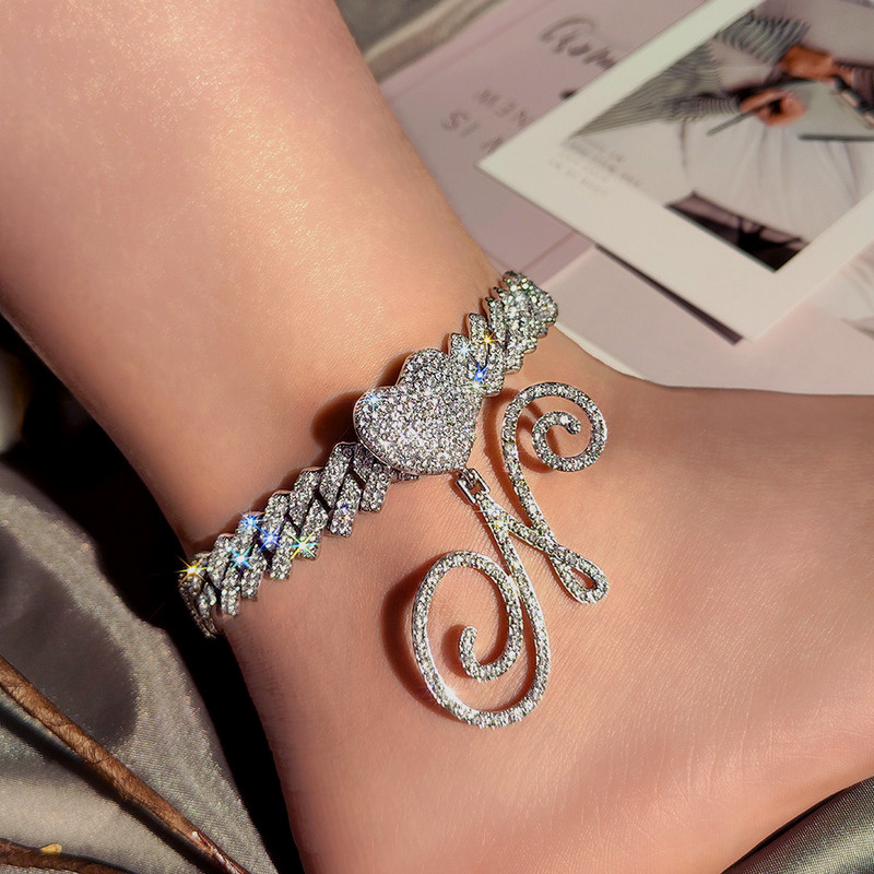 La modă Iced Out Crystal Cursive Letter gleznă pentru femei Bling AAA Prong Cuban Link gleznă Lanț AZ Alfabet gleznă Bijuterii punk