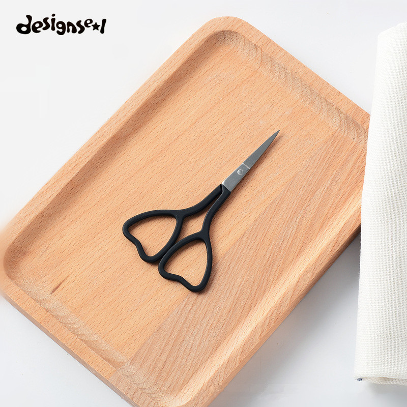 Foarfece de machiaj din oțel inoxidabil Vârf ascuțit Mâner în formă de inimă Sprâncene Nas Foarfece pentru frumusețea părului Feței Instrumente pentru tuns păr