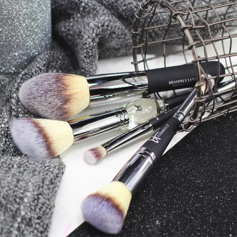 НЕБЕСНО ЛУКСОЗНА ЧЕТКА ЗА СЪВЪРШЕНСТВО НА ТЕНА #7 ДВОЙНА AIRBRUSH ЧЕТКА ЗА ФОН ДЬО ТЕН И КОРЕКТОР IT КОЗМЕТИКА ЧЕТКА ЗА ГРИМ ЗА КОНТУР НА НОСА