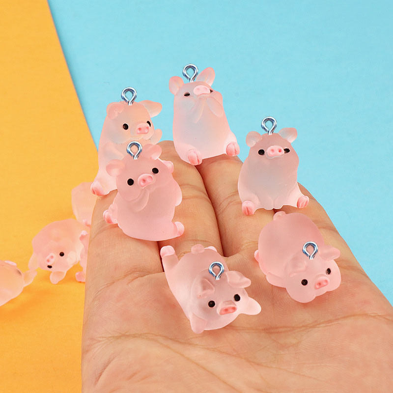 10 db Miniatűr rózsaszín aranyos malac gyanta bűbáj medálok ékszerkészítéshez barkácsolás fülbevaló nyaklánc kulcstartó lapos hátú Cabochon