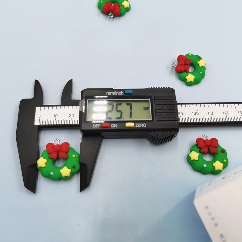 10Pcs Circle Green Leaf Christmas Charms Kawaii Smola Privjesak Charm za Naušnice Narukvica Privjesak za ključeve Diy dječja izrada nakita C1090