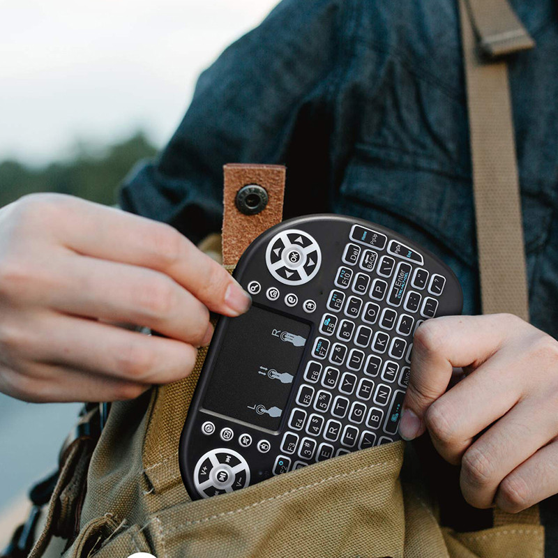 Standartinė delninė 2.4G belaidė klaviatūra su jutikliniu kilimėliu, trijų spalvų foninis apšvietimas, skirtas nešiojamojo kompiuterio „Android TV Box“ kelioms kalboms