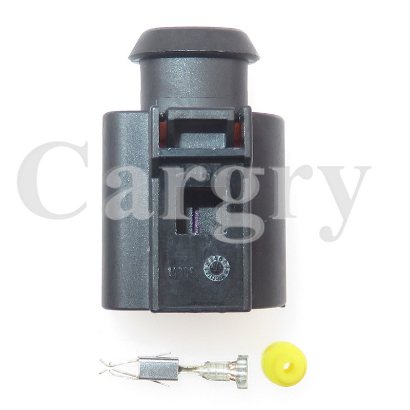 1 komplekt 2P 1J0973772 Auto asenduspistiku tarvikud Auto mootori juhtmestik Veekindel pistikupesa koos klemmiga