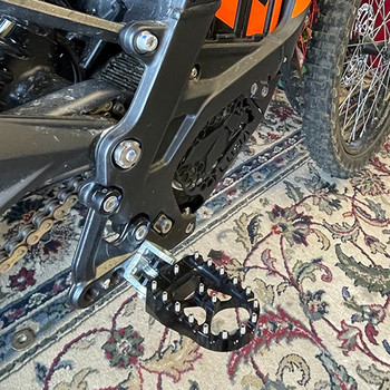 За surron X Foot Peg Мотоциклет Електрическо превозно средство CNC Колчета за крака Колчета за крака Стойки Педали за Dirt Bike Off-Road x260 и x160 CNC