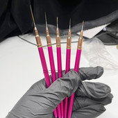 Mâner din metal roz, căptușeli pentru arta unghiilor, perii cu dungi, instrument, desen, detalii, pictură, amestecare, perie pentru unghii.