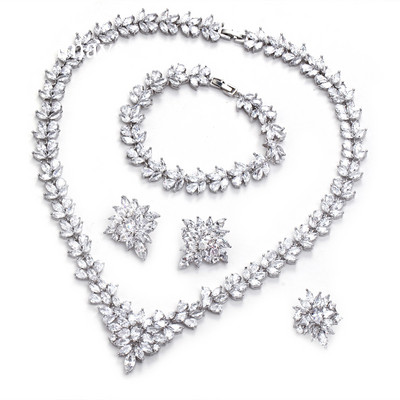 Stil de lux în formă de floare Design fascinant Set din patru piese Colier de modă pentru femeie Bijuterii strălucitoare Dress-up de petrecere