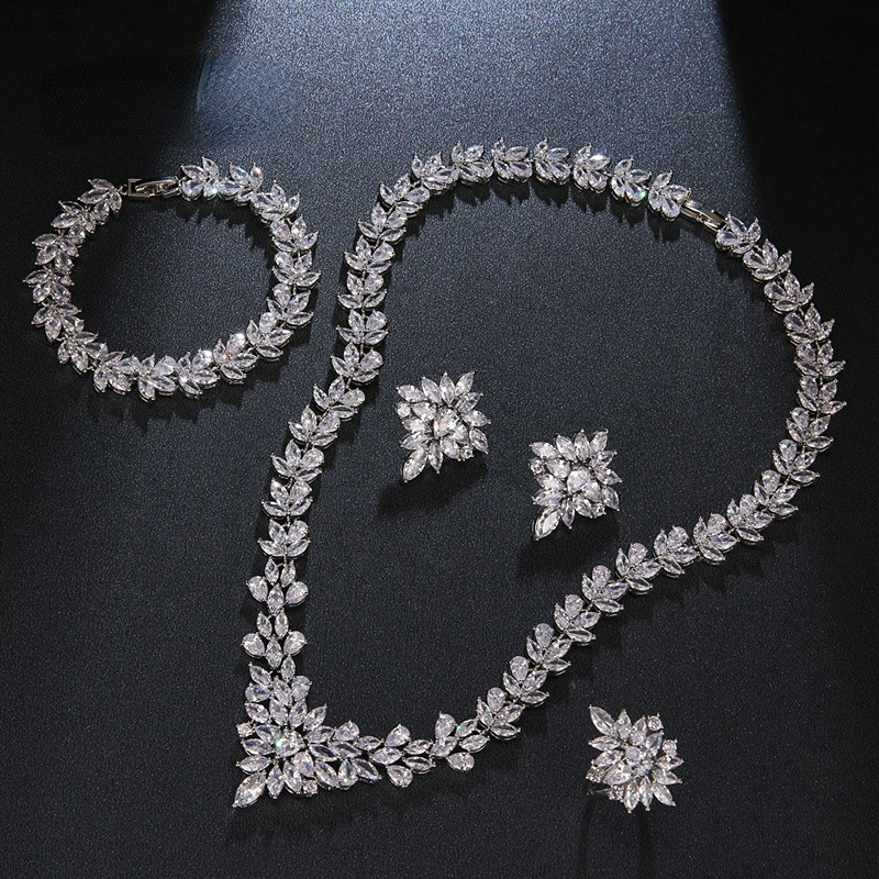 Stil de lux în formă de floare Design fascinant Set din patru piese Colier de modă pentru femeie Bijuterii strălucitoare Dress-up de petrecere